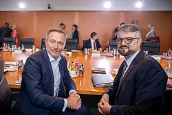 Finanzminister Lindner und sein Haushaltsstaatssekret&auml;r Wolf Reuter sind hauptverantwortlich f&uuml;r den Etatentwurf. - &copy; Michael Kappeler/dpa