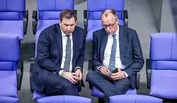 Für Lars Klingbeil (links) und Friedrich Merz (rechts) gibt es noch vieles zu verhandeln. (Archivbild) - © Michael Kappeler/dpa
