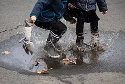 Mehr Geld ab dem dritten Kind? So will es die Union. (Symbolbild) - © Hannes P. Albert/dpa