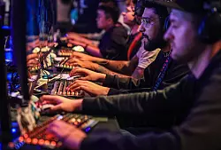 Neue Games mal zur Probe spielen - für viele Gamingfans ist das bei der Gamescom eine attraktive Sache. - © Oliver Berg/dpa