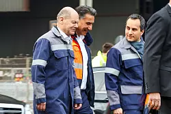 Bundeskanzler Scholz glaubt an eine Zukunft der Stahlindustrie in Deutschland und Europa. - © Christoph Reichwein/dpa