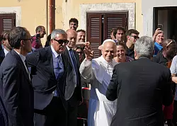 Papst Leo XIV. bei der Ankunft. - © Andrew Medichini/AP/dpa