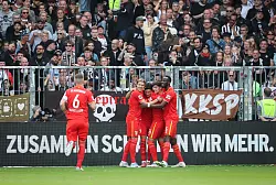 1:0 für Augsburg: Fabian Rieder (M) jubelt am Millerntor. - © Christian Charisius/dpa