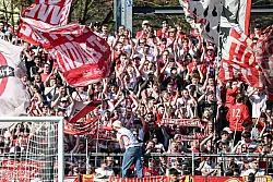 Rund 3000 Kölner Fans unterstützten die Gäste im ausverkauften Donaustadion. - © Harry Langer/dpa