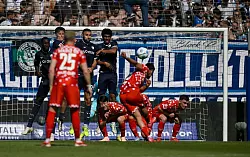 Präzisionsarbeit: Amiri zielt beim 1:0 für Mainz ganz genau. - © Anke Waelischmiller/dpa