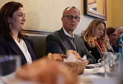 Kaffeetrinken mit Kandidatinnen - © Marcus Brandt/dpa Pool/dpa