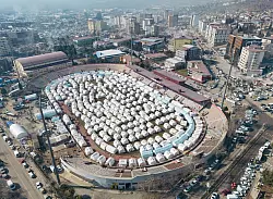 Das Stadion der t&uuml;rkischen Provinzhauptstadt Kahramanmaras wurde zu enem Zeltlager f&uuml;r Erdbebenopfer umgewandelt. - &copy; Boris Roessler/dpa