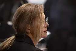 Die Mutter des get&ouml;teten Polizisten Rouven Laur, Petra Laur, war beim Prozessauftakt. - &copy; Marijan Murat/dpa