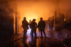 Auch in Charkiw gab es russische Angriffe. Feuerwehrleute löschen einen Brand in einer Fabrik. - © Yevhen Titov/ZUMA Press Wire/dpa