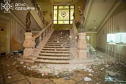 In Odessa sind in der Altstadt, die zum Weltkulturerbe der Unesco gehört, zahlreiche historische Gebäude durch russische Raketenangriffe beschädigt worden. - © Uncredited/Ukrainian Emergency Service/AP/dpa