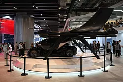 Auch Kuriositäten wie drohnenartige Fluggeräte wie von Hongqi wurden gezeigt. - © Johannes Neudecker/dpa