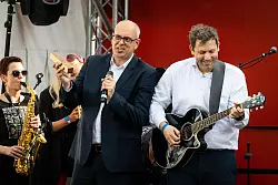 B&uuml;rgermeister Bovenschulte und SPD-Chef Klingbeil stimmen zusammen mit der Band Real Time den Song &laquo;Stand By Me&raquo; an - Klingbeil auf der Gitarre, Bovenschulte als S&auml;nger. - &copy; Sina Schuldt/dpa