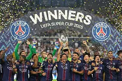 Paris Saint-Germain feiert den Gewinn des europäischen Supercups. - © Antonio Calanni/AP/dpa