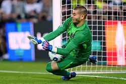 Im Blickpunkt: Der neue PSG-Torwart Lucas Chevalier. - © Darko Bandic/AP/dpa