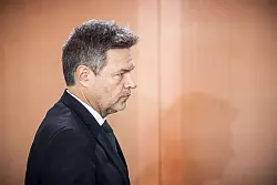 Es sei nun die Aufgabe, «in Ruhe und konzentriert» einen Weg aus den Finanzierungsnöten zu finden, die das Karlsruher Urteil nach sich zieht, sagt Wirtschaftsminister Robert Habeck. - © Michael Kappeler/dpa