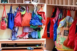 Wenn das Personal kurzfristig fehlt, muss die Kita schließen. (Archivbild) - © Jens Kalaene/dpa