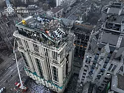 Mehrere Botschaften in einem Kiewer Bürogebäude wurden beschädigt. - © Uncredited/Ukrainian Emergency Service/AP/dpa