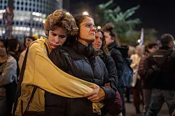 Die Demonstranten unterstellen Netanjahu, er wolle den Krieg verlängern und deshalb einen Geisel-Deal sabotieren. - © Ilia Yefimovich/dpa