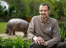 Tierarzt Andreas Pauly im Berliner Zoo vor dem Flusspferdgehege. - &copy; Monika Skolimowska/dpa