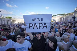 Zahlreiche Menschen rufen «Viva il Papa!» - © Andrew Medichini/AP/dpa