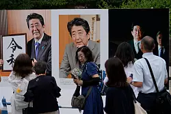 Abes gewaltsamer Tod in einem der sichersten L&auml;nder der Welt hatte im In- und Ausland Fassungslosigkeit ausgel&ouml;st. (Archivbild) - &copy; Shuji Kajiyama/AP/dpa
