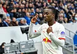 Yan Diomande zeigt seinen Manga-Torjubel. (Archivbild) - &copy; Uwe Anspach/dpa