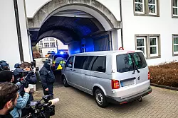 Daniela Klette wird mit einem Transporter zum Gerichtssaal gefahren. - © Sina Schuldt/dpa