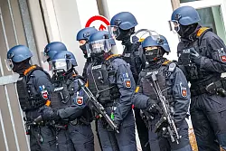 Bewaffnete Einsatzkräfte sicherten die Ankunft der Angeklagten. - © Sina Schuldt/dpa