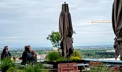 Wenn das Wetter gut ist, dann sieht man sogar die Berge von der Rooftop-Bar des «Fitzroy» in München. (Archivbild) - © Leonie Asendorpf/dpa