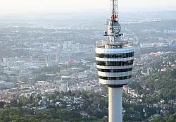 Im Stuttgarter Fernsehturm gibt es nicht nur Essen, sondern auch Yoga-Events oder Weinverkostung. (Archivbild) - © Bernd Weißbrod/dpa