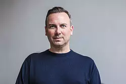 Starkoch Tim Raue (51) hat das Restaurant hoch oben im Berliner Fernsehturm übernommen. - © Oliver Berg/dpa