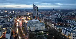 Leipzig: Blick auf die Oper und den dahinterliegenden Augustusplatz mit dem City-Hochhaus. (Archivbild) - © Jan Woitas/dpa