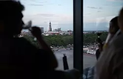 Der Blick über Hamburg aus der Bar «Karo & Paul» im Bunker in St. Pauli ist ein Erlebnis. - © Marcus Brandt/dpa