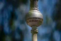 Die Kugel des Berliner Fernsehturms glänzt in der Sonne. (Archivbild) - © Paul Zinken/dpa