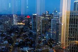 Die «NFT-Skybar» in Frankfurt mit Platz für 200 Gäste und Blick auf das Hochhauspanorama befindet sich in 185 Metern Höhe. - © Lando Hass/dpa