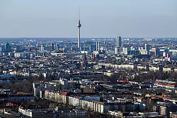 Blick vom Berliner Estrel Tower, der 2026 eröffnet werden soll. (Archivbild) - © Jens Kalaene/dpa