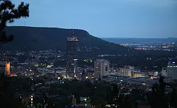 Jena und das Hochhaus Jentower. (Archivbild) - © Bodo Schackow/dpa-zentralbild/dpa