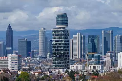 Der Neue Henninger-Turm, ein Wohnhochhaus, im Frankfurter Süden. (Archivbild) - © Andreas Arnold/dpa