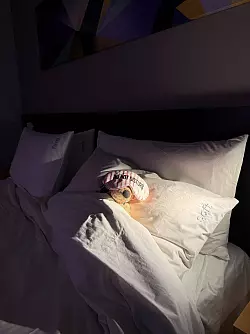 Gute Nacht, Jack: Die Belegschaft hat das süße Kuscheltier mittlerweile "adoptiert". - © Holiday Inn Perth City Centre/dpa