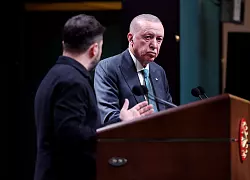 Selenskyj dankt der T&uuml;rkei f&uuml;r ihre Vermittlerrolle, doch Hoffnungen setzt er auf US-Pr&auml;sident Trump. - &copy; Yavuz Ozden/DIA Photo/AP/dpa