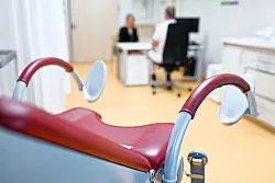 Professor Strowitzki geht davon aus, dass rund die H&auml;lfte der Frauen im entsprechenden Alter unter Wechseljahr-Beschwerden leiden. - &copy; Uwe Anspach/dpa