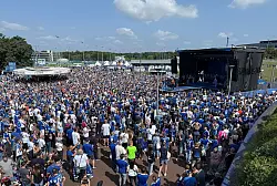 Über 80.000 Fans kamen zur Saisoneröffnung Schalkes - © Carsten Lappe/dpa