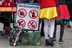 Beim Fasching im bayerischen Dietfurt an der Altmühl war der Konsum von Cannabis auch in diesem Jahr ausdrücklich nicht erlaubt. (Archivfoto) - © Armin Weigel/dpa
