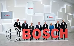 Sie haben Sparma&szlig;nahmen in Milliardenh&ouml;he angek&uuml;ndigt: Arbeitsdirektor Stefan Grosch (4.v.l.) und Mobilit&auml;tschef Markus Heyn (r). (Archivbild) - &copy; Bernd Wei&szlig;brod/dpa