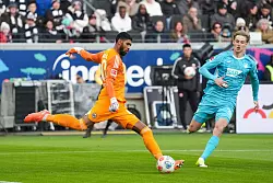 Erst stark, beim Gegentor aber ungl&uuml;cklich: Frankfurts Torh&uuml;ter Kaua Santos. - &copy; Marc Sch&uuml;ler/dpa