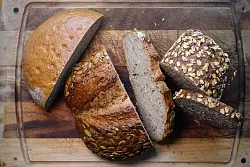 Deutschland, deine Brotsorten: beispielsweise Kürbiskernbrot, Vollkornbrot und Mischbrot. (Symbolbild) - © Robert Michael/dpa