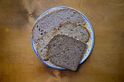 Deutschlands Stolz ist die Brotvielfalt - hier zum Beispiel Kürbiskernbrot, Vollkornbrot und Mischbrot. (Symbolbild) - © Robert Michael/dpa