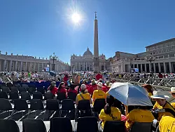 Teilnehmer der Ministranten-Wallfahrt 2024 warten auf dem Petersplatz auf Papst Franziskus. - &copy; Christoph Sator/dpa