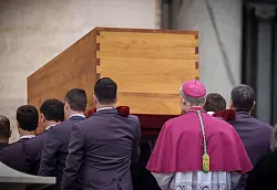 Der einfache Holzsarg mit dem Leichnam wird in den Petersdom gebracht, wo Benedikt in der Gruft in seiner letzten Ruhest&auml;tte beigesetzt wird. - &copy; Michael Kappeler/dpa