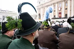 Gebirgssch&uuml;tzen aus der bayerischen Heimat Benedikts sind nach Rom gereist. - &copy; Sven Hoppe/dpa